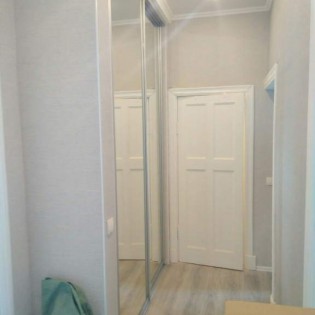 Зеркальные двери-купе в квартире на Малоохтинском пр.