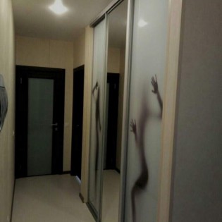 Двери-купе с декоративным стеклом с фотопечатью в квартире на Среднерогатской ул.