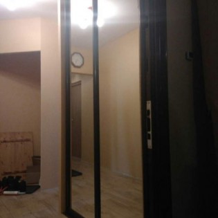 Зеркальные двери-купе в квартире на Юнтоловском пр.