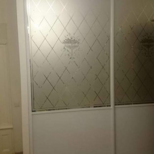 Двери-купе с комбинированным наполнением из вставок зеркала с пескоструйным рисунком и Белым ЛДСП в квартире на Варшавской ул. Профиль KR01 Белый глянец