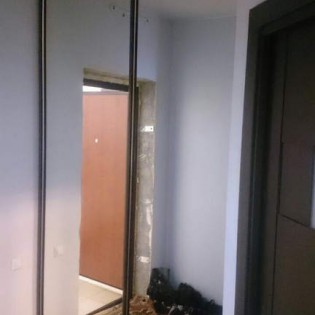 Зеркальные двери-купе в квартире на Гжатской ул. Профиль KR-01 Венге тёмный текстурный