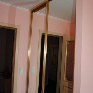 Зеркальные двери-купе в гардеробную (профиль - золото полировка) в Кудрово (см. отзыв Юлии от 21.06.2014)