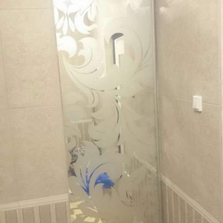 Межкомнатная откатная дверь с наполнением из зеркала с пескоструйным рисунком в квартире на Заречной ул.