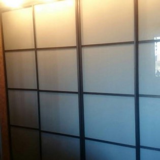 Двери-купе с наполнением из декоративного стекла (тонировка плёнкой Oracal - 072 Светло-Серый) в квартире на пр. Обуховской обороны. Профиль KR-01 Венге тёмный текстурный