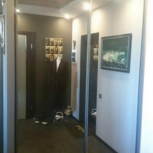 Зеркальные двери-купе в квартире на Обводном канале