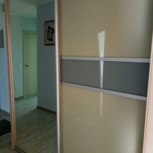 Двери-купе с зеркалом и вставками из декоративных стёкол (тонировка плёнкой Oracal) в квартире на ул. Новая