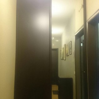 Двери-купе с наполнением из зеркала Серебро и ЛДСП (Венге тёмный) в квартире на Ленинском пр.