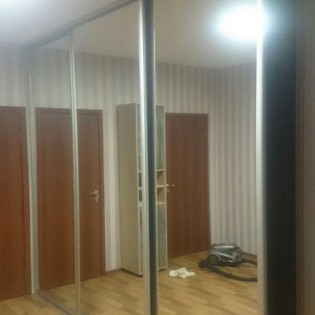 Зеркальные двери-купе в квартире на Окраинной ул.