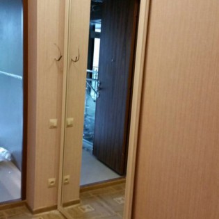 Подвесная перегородка Пуэрта для гардеробной в квартире на Орловской ул.