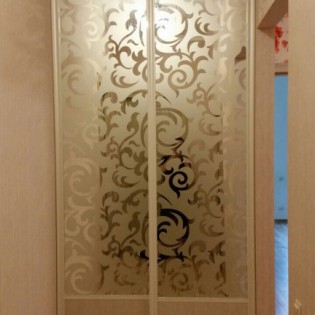 Двери-купе с 2-сторонним наполнением из вставок ЛДСП и зеркала с пескоструйным рисунком в гардеробную в квартире на Орловской ул.