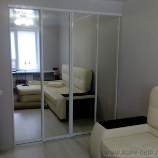 4 зеркальные двери-купе в квартире на ул. Новая д.7 в Мурино. Профиль KR01 Белый глянец