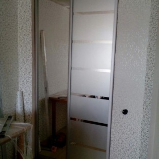 Двери-купе в зеркалом Серебро и пескоструйным рисунком (полоски) в квартире на шоссе в Лаврики в Мурино