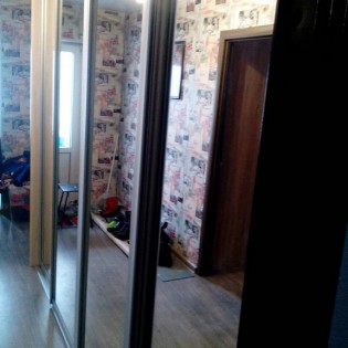 4 зеркальные двери-купе в квартире в Парголово