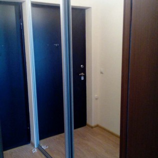 Зеркальные двери-купе в квартире на Охтинской аллее в Мурино.