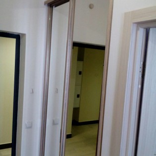 Зеркальные двери-купе в квартире на Столичной ул.