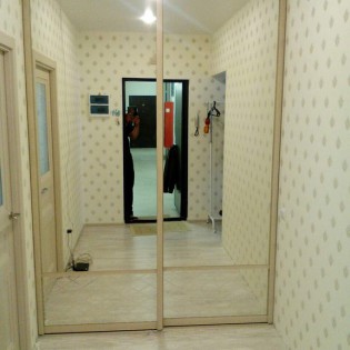 Двери-купе с наполнением из зеркала Серебро и вставок из фацета в квартире на Европейском пр. в Кудрово.