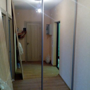 Зеркальные двери-купе в квартире на ул. Героев.