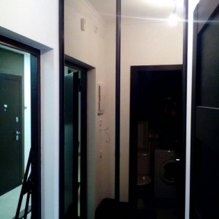 Двери-купе с наполнением из зеркала Бронза в квартире на пр. Ветеранов.