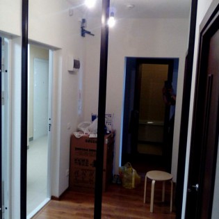 Зеркальные двери-купе в квартире на ул. Корнея Чуковского в Мурино