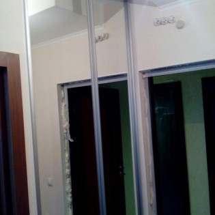 Зеркальные двери-купе в квартире на Скандинавском проезде в Мурино