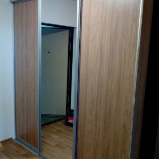 Двери-купе с наполнением из ЛДСП (Вяз Швейцарский) и зеркала в квартире на Кушелевской дороге