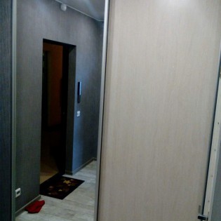 Двери-купе с наполнением из зеркала и ЛДСП (Дуб Атланта) в квартире на Новгородском пр. в Шушарах