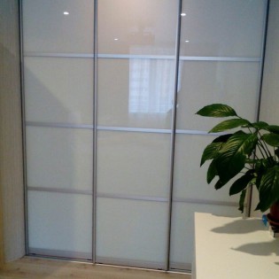 Двери-купе с наполнением из вставок тонированного стекла (плёнка Oracal 010 Белый) в квартире на ул Новая