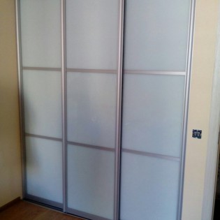 Двери-купе с наполнением из вставок тонированного стекла (плёнка Oracal 010 Белый) в квартире на Европейском пр. в Кудрово. Профиль -  KR300N Хром глянец