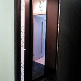 Двери-купе с наполнением из зеркала Серебро и ДСП "Дуб Венге" в квартире на Европейском пр.