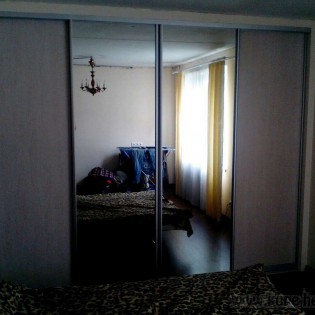 Двери-купе со вставками из зеркала Серебро и ЛДСП "Клён Танзау" в квартире на Краснопутиловской ул.