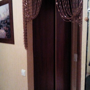 Двери-купе с наполнением из ЛДСП "Яблоня" в квартире на Нарвской ул.