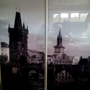 Двери-купе с декоративным стеклом (фотопечать) в квартире в пос. им. Морозова