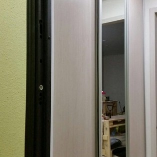 Двери-купе с наполнением из зеркала Серебро и ЛДСП "Дуб Атланта" в квартире на пр. Шувалова