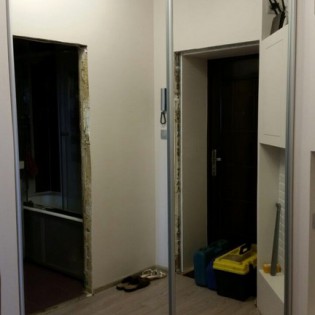 Зеркальные двери-купе в квартире на ул. Стойкости