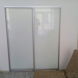 Двери-купе с наполнением из декоративного стекла (тонировка плёнкой Oracal 010 Белый) в квартире в Басковом пер.