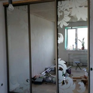 Двери-купе с наполнением из зеркала и зеркал с пескоструйным рисунком в квартире на Кушелевской дороге