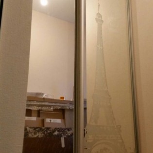 Двери-купе с наполнением из зеркала с пескоструйным рисунком в квартире на Парашютной ул.