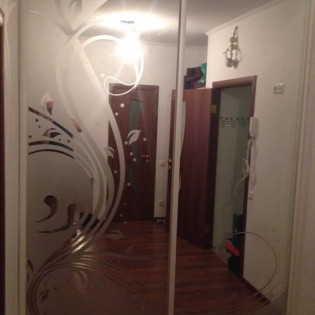 Двери-купе с пескоструйным рисунком на ул. Илюшина