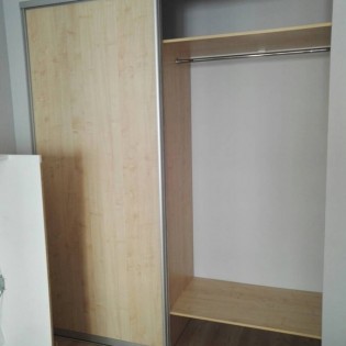 Шкаф-купе с наполнением дверей из ЛДСП "Клён Танзау" в квартире на Кушелевской дороге