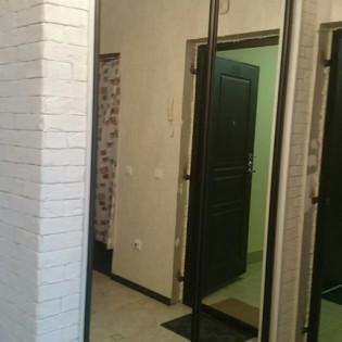 Зеркальные двери-купе в квартире на Европейском пр. д.14