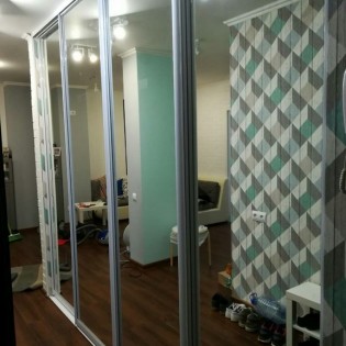 Зеркальные двери-купе в квартире на ул. Коммунаров в Горелово. Профиль - KR01 Белый глянец