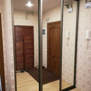 Зеркальные двери-купе в квартире на ул. Ватутина