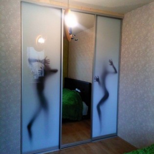 Двери-купе с наполнением из зеркала Серебро и фотопечати в квартире на Шуваловском пр. Профиль - KR01 Серебро анодировка