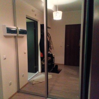 Зеркальные двери-купе в квартире на Охтинской аллее в Мурино