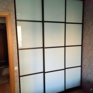 Двери-купе с наполнением из вставок тонированного стекла в квартире на Кушелевской дороге