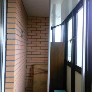 Зеркальные двери-купе на балконе в квартире на ул. Шкапина