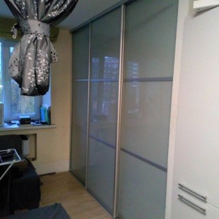 Двери-купе со вставками из тонированного стекла в квартире на ул. Художников