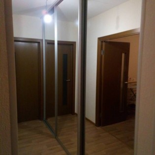 Зеркальные двери-купе в квартире на Парашютной ул.