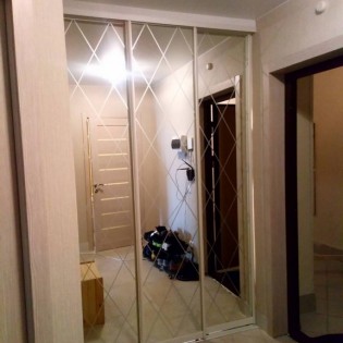 Двери-купе с наполнением из зеркала с пескоструйным узором (ромбы) в квартире на Мебельной ул.