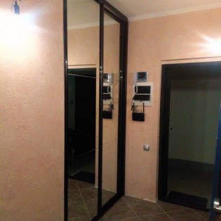 Двери-купе с наполнением из зеркала Серебро с фацетом в квартире в Зеленогорске